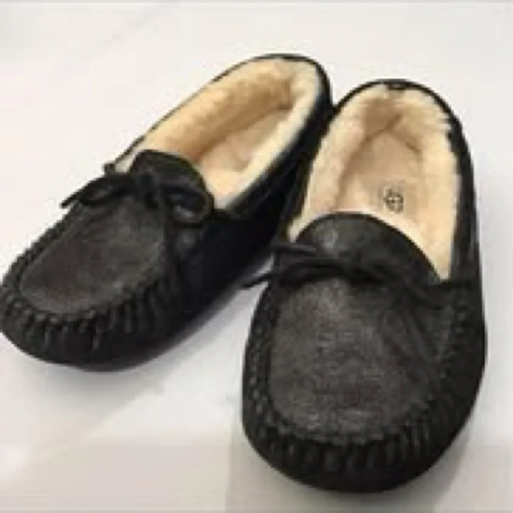 UGG Dakota Black Shimmer  Moccasins Slippers Size 1.5~2 ( see photo